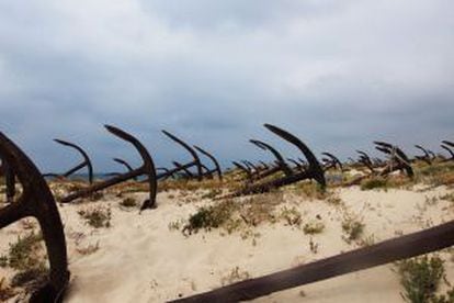 Cementerio de anclas en la playa do Barril, en el Algarve (Portugal).