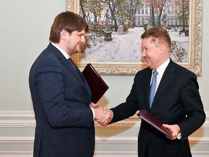 El ministro de Infraestructuras moldavo, Andei Spinu, y el jefe de Gazprom, Alexéi Miller, el viernes en San Petersburgo, durante la firma de un nuevo acuerdo de suministro de gas.