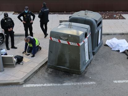 Varios policías nacionales, a pocos metros del cuerpo de Issa Munkaila, abatido el 5 de noviembre en una calle de Madrid.