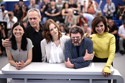 The cast of 'Close your eyes'.  From the left, Helena Miquel, José Coronado, Ana Torrent, Manolo Solo and María León, in the morning photo session.