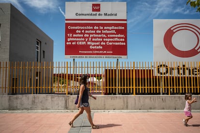 Padres del colegio público Miguel de Cervantes de Getafe denuncian que el centro lleva años sin terminar de construirse.