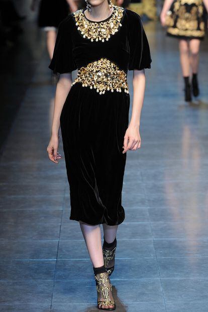 Dolce & Gabbana también apuesta esta temporada por el terciopelo en prendas de inspiración barroca.