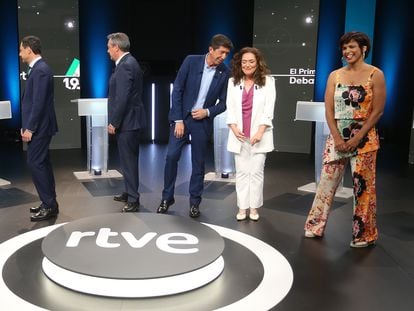 Los líderes andaluces se disponen a colocarse en sus atriles antes del primer debate electoral en RTVE, este lunes.
