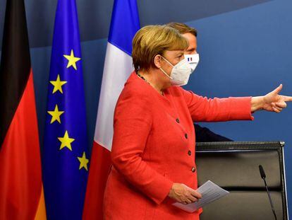 La canciller alemana, Angela Merkel y el presidente francés, Emmanuel Macron se preparan para dar una rueda de prensa, al final de la cumbre de la Unión Europea, en Bruselas (Bélgica).