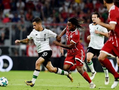 Coutinho se escapa de Renato en un Liverpoll-Bayern del 1 de agosto.