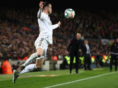 Gareth Bale controla el balón en el clásico del Camp Nou.