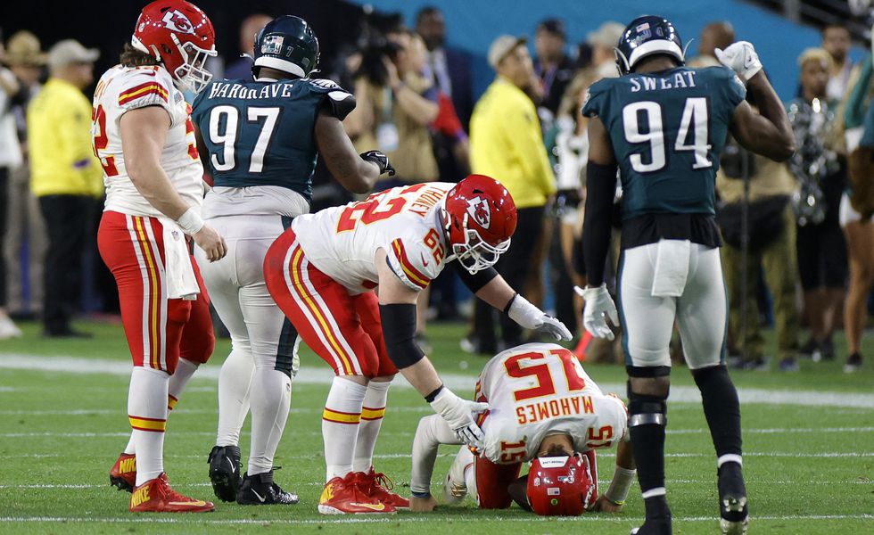 GLENDALE, ARIZONA - FEBRUARY 12: Patrick Mahomes #15 of the Kansas City Chiefs lays on the field with an apparent injury during the second quarter against the Philadelphia Eagles in Super Bowl LVII at State Farm Stadium on February 12, 2023 in Glendale, Arizona.   Carmen Mandato/Getty Images/AFP (Photo by Carmen Mandato / GETTY IMAGES NORTH AMERICA / Getty Images via AFP)
