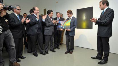 Jos&eacute; Mar&iacute;a Aznar, en la inauguraci&oacute;n de una exposici&oacute;n en el Centro de Arte Moderno Gerardo Rueda de Oporto, en mayo de 2011.