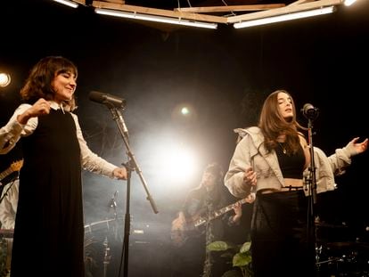 Eva Amaral y Sandra de la Portilla cantan 'Las Montañas'.