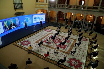 El rey Felipe VI y el presidente del Gobierno, Pedro Sánchez, asistieron este martes virtualmente desde el Palacio de El Pardo a las intervenciones en el marco de las celebraciones del 75 aniversario de la fundación de la ONU.