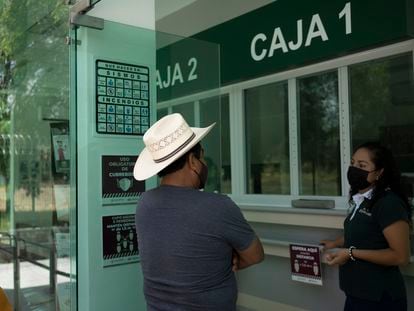 Jazmín Flores atiende a un ciudadano en la sucursal del Banco del Bienestar en Tetecala.