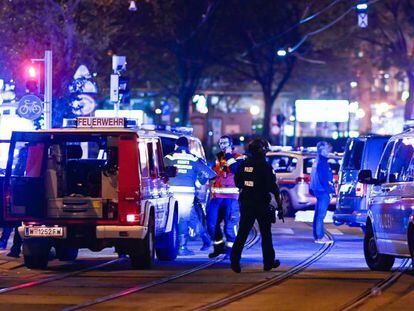 La policía llega a la sinagoga de Viena en la que se ha producido uno de los tiroteos. 