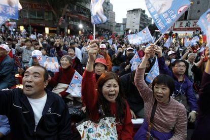 Simpatizantes del presidente taiwanés celebran la victoria de su candidato.