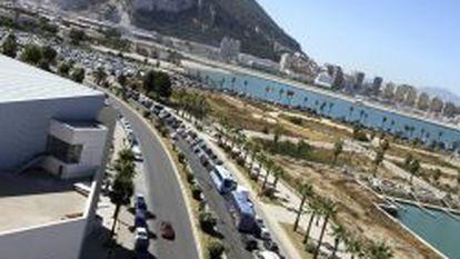Vista de las colas en los accesos por carretera a Gibraltar desde La L&iacute;nea de la Concepci&oacute;n.