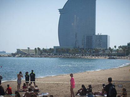 La playa de Sant Sebastià desalojada por la Guardia Urbana de Barcelona. En vídeo, la Guardia Civil detona la bomba hallada en una playa en la Barceloneta.