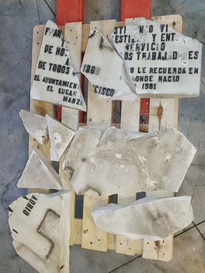 Restos de la placa en homenaje a Largo Caballero en un almacén en Vicálvaro, Madrid.