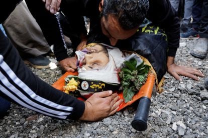 Un familiar se despide de un joven palestino, que fue asesinado por una incursión israelí en Cisjordania, durante su funeral en Yenín.