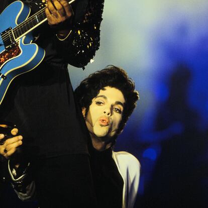 FRANCE - SEPTEMBER 01:  Prince performs in Bercy in Paris, France on September 01, 1993.  (Photo by Alain BENAINOUS/Gamma-Rapho via Getty Images)