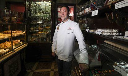 El repostero y propietario de El Riojano, Roberto Martín.