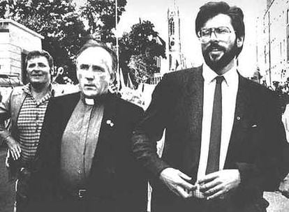 El sacerdote Patrick Ryan y Gerry Adams, en una imagen de 1985.