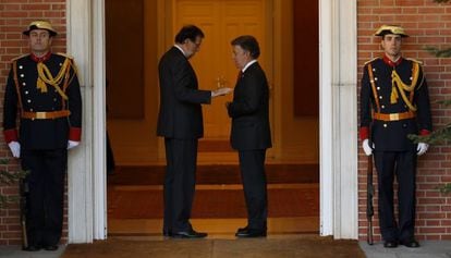 El jefe del Gobierno espa&ntilde;ol, Mariano Rajoy (izquierda) charla ayer con el presidente Santos.