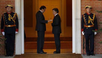 El jefe del Gobierno español, Mariano Rajoy (izquierda) charla ayer con el presidente Santos.