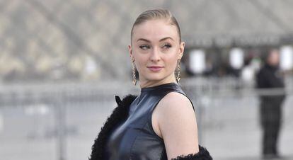 Sophie Turner y sus zapatillas de estar por casa de Louis Vuitton