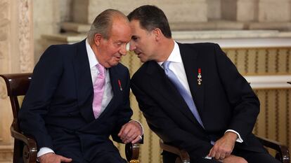 Juan Carlos I, en el acto solemne de la sanción de la Ley Orgánica de la abdicación junto a su hijo Felipe.