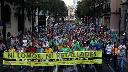 La marcha contra la reforma educativa, a su paso por la calle de las Barcas de Valencia.