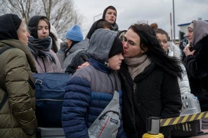 El 26 de febrero, el presidente ucranio, Vladimir Zelenski, decretó la ley marcial que obligaba a permanecer a los varones de entre 18 y 60 años en Ucrania, lo que aumentó el número de mujeres y niños refugiados. 