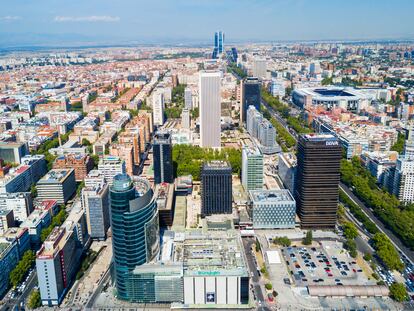 Vista del centro financiero Azca con la torre negra de Oiza a la derecha.