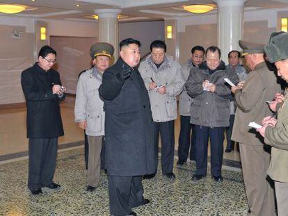 Kim Jong-Un (centro) habla con los funcionarios que le acompañan a visitar un nuevo hospital en la sureña ciudad the Taesongsan.