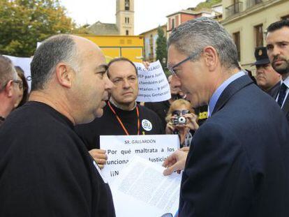 El ministro Alberto Ruiz-Gallard&oacute;n, en Granada, antes de reunirse con representantes de la justicia.  