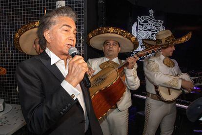 El Puma canta junto a los mariachis en su 76 cumpleaños, en Miami, el pasado 14 de enero.