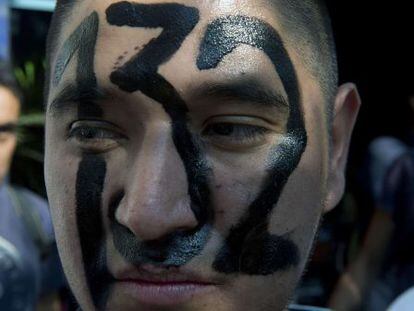 Un participante en una marcha del movimiento Yo soy 132.