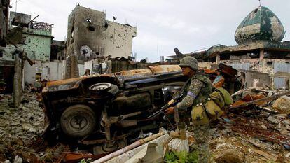 Un soldado filipino en la ciudad de Marawi, donde combaten al Estado Isl&aacute;mico, a mediados de septiembre