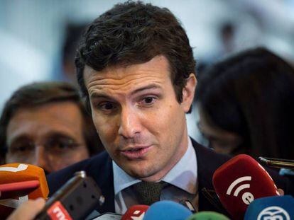 El presidente del PP, Pablo Casado, atiende a los medios durante la Feria Internacional de Turismo (Fitur) en Madrid. 