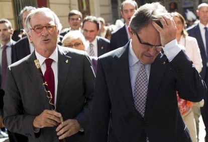 Artur Mas y el alcalde de Barcelona, Xavier Trias, a la salida de la misa oficiada hoy en la bas&iacute;lica con motivo de la Diada de la Merc&egrave;.