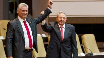Raul Castro (derecha) sujeta el brazo del nuevo presidente de Cuba, Miguel D&iacute;az-Canel.
