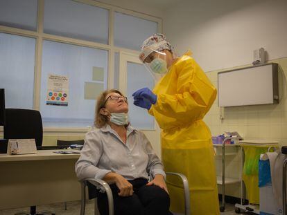 Una sanitaria realiza un test rápido de antígenos, el pasado miércoles, en un centro de salud de Barcelona.