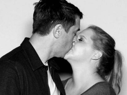 Amy Schumer y su novio Chris Fisher en una imagen de Instagram.