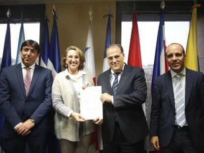 De izquierda a derecha, Rubén Urosa (OIJ) Javier Tebas, presidente de la LFP, Rebeca Grynspan, secretaria general de la SEGIB y Alejo Ramírez (OIJ), el viernes en la SEGIB. 