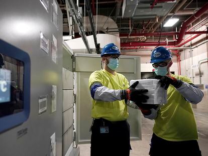 Trabajadores de Pfizer preparan cajas con la vacuna contra la covid en la fábrica de Portage (Estados Unidos), el domingo.