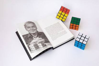 Ernö Rubik, el inventor del Cubo, en su libro autobiográfico (Blackie Books, 2022).