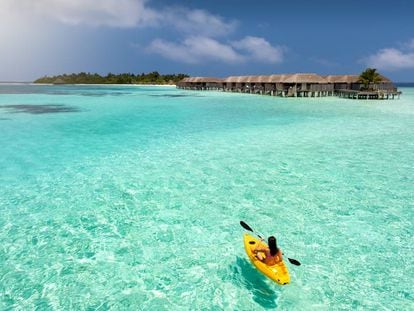 Una turista avanza en kayak por las aguas de Himandhoo, una de las islas habitadas del atolón Alif Alif, en las Maldivas.