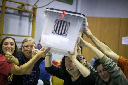 Abrazos y alegría a las 8 de la tarde en el IES Reina Violant tras la clausura del colegio electoral.