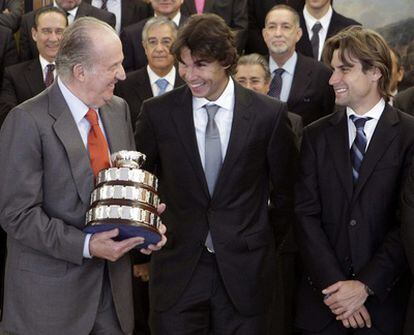 El Rey bromea con Nadal y Ferrer ayer, en el Palacio de la Zarzuela
