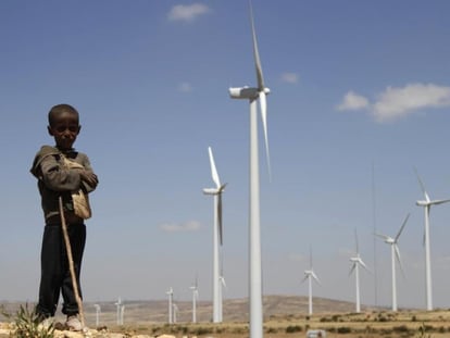 Mucho dinero prometido en inversiones y desarrollo. Un niño frente a molinos de viento en Ashegoda Wind Farm, cerca de Mekelle, Tigray, 780 km de Addis Ababa, Ethiopia / REUTERS/Kumerra Gemechu