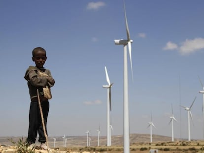 Mucho dinero prometido en inversiones y desarrollo. Un niño frente a molinos de viento en Ashegoda Wind Farm, cerca de Mekelle, Tigray, 780 km de Addis Ababa, Ethiopia / REUTERS/Kumerra Gemechu