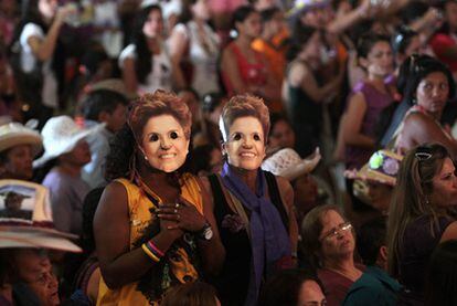 Un par de mujeres usan máscaras con el rostro de la presidenta de Brasil, Dilma Rousseff, durante la manifestación en favor de los derechos de las mujeres, el miércoles pasado
